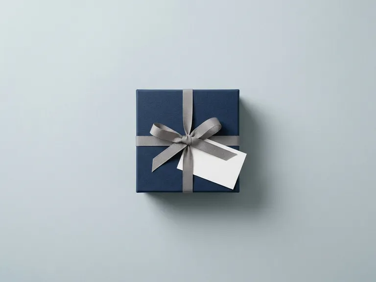 Confezione regalo blu con nastro grigio e biglietto