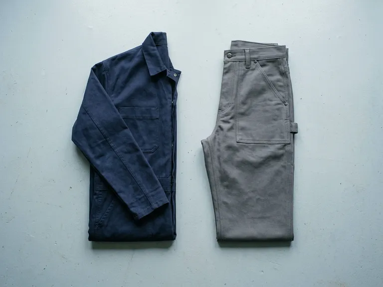 Giacca blu e pantaloni grigi da officina